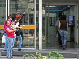 Sólo los bancos que ofrecen sus servicios dentro de almacenes comerciales y supermercados abrirán al público. ARCHIVO /