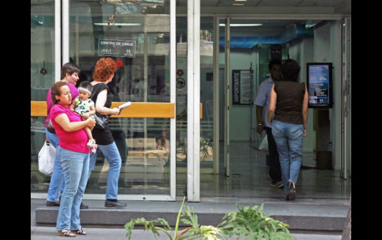 Sólo los bancos que ofrecen sus servicios dentro de almacenes comerciales y supermercados abrirán al público. ARCHIVO /