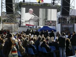 Los fieles madrileños de tendencia conservadora celebran el ''regalo de la vida''. EFE /