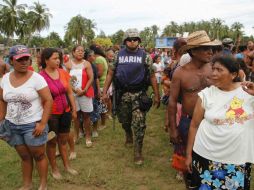 Los afectados continúan buscando recuperar algo de lo que perdieron por las lluvias. ARCHIVO /