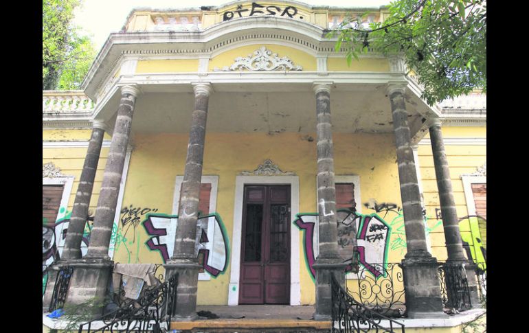 Casa Castiello. Esta finca de valor patrimonial, ubicada en la zona rosa de la ciudad, fue blanco de grafitis.  /
