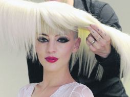 El estilista de Lady Gaga, Charlie Le Mindu, sabe que es posible jugar con el cabello sin dañarlo. EFE /