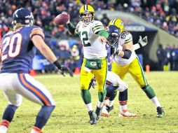 El pasador de Green Bay aprovecha el bloqueo de su compañero David Bakhtiari sobre Julius Peppers. AP /