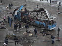 Cadáveres permanecen en el suelo en el lugar donde se ha producido un atentado en Volgogrado (Rusia). EFE /