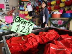 La gente mantiene las creencias a pesar del paso del tiempo, como la de la ropa interior roja para atraer amor. ARCHIVO /