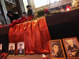 Varias mujeres colocan flores en el lugar en el que se produjo un atentado, en la estación de tren de Volgogrado. EFE /