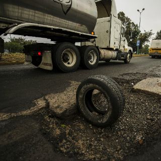 Taparán baches en Periférico hasta que deje de llover