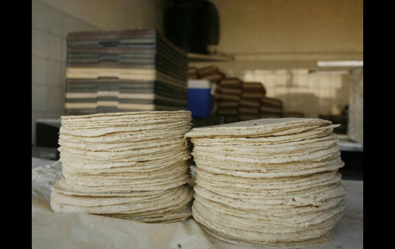 La SHCP indica que consideró la importancia de las tortillas en la alimentación de la población para evitar el gravamen. ARCHIVO /