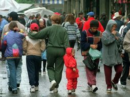 Varias personas caminan abrigadas por el centro de Guadalajara. ARCHIVO /