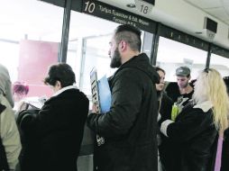 Oficina de Hacienda en Atenas. Miles de griegos devuelven las matrículas de sus vehículos para evitar pagar impuestos el próximo año. EFE /