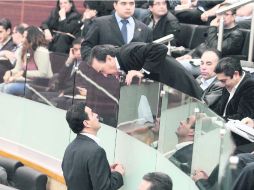 Ismael Hernández y Emilio Gamboa dialogan en una sesión. El coordinador priista fue uno de los pocos que acudió a todas las sesiones. NTX /