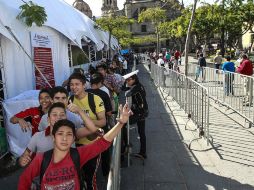 En la Plaza Liberación, la gente disfruta de una pista de hielo de 20 por 30 metros, con capacidad para que patinen 250 personas. ARCHIVO /