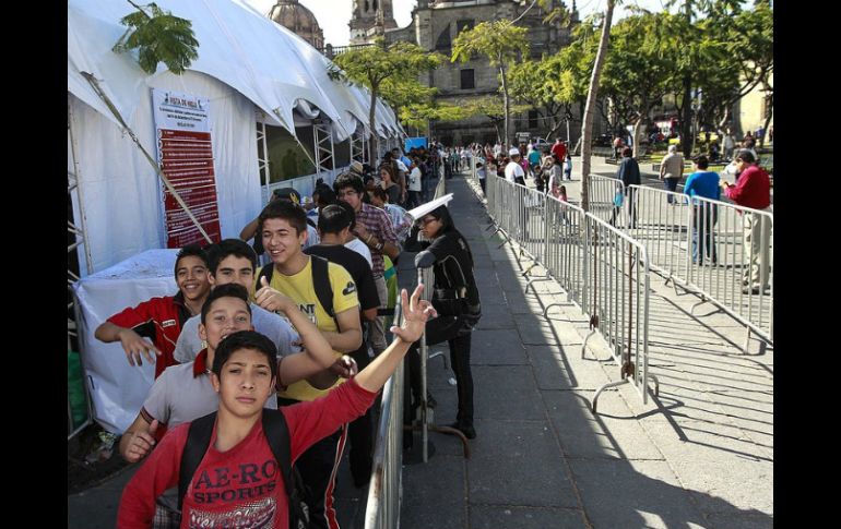 En la Plaza Liberación, la gente disfruta de una pista de hielo de 20 por 30 metros, con capacidad para que patinen 250 personas. ARCHIVO /