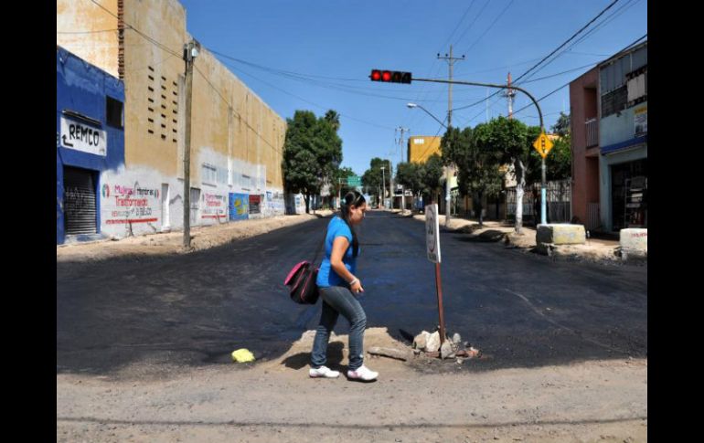 La edad promedio del asfalto es de siete a 10 años, por lo que algunos de los tramos, sí están ''rebasando su vida útil'', reconocen. ESPECIAL /