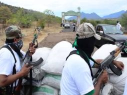 Un grupo de autodefensas vigila un acceso a la población de Churumuco, en Michoacán. EFE /