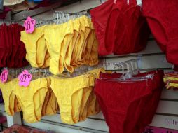 La ropa interior roja y amarilla no puede faltar en tu lista de rituales para recibir el 2014. ARCHIVO /