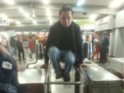 Aquí, el usuario @CarlosTejedaUno publica la fotografía de alguien brincando el torniquete. ESPECIAL /