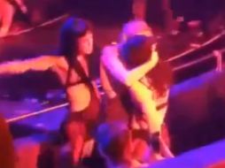 Miley besó a una bailarina el pasado viernes durante un show de Britney Spears. ESPECIAL /