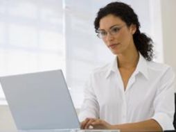 Comenzar el día revisando periódicos y redes sociales es fundamental para una mujer exitosa. ARCHIVO /