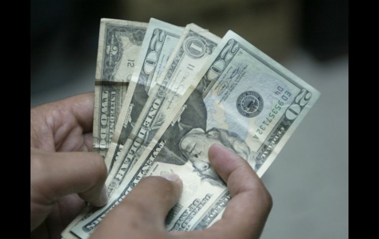 El tipo de cambio para solventar las obligaciones en moneda extranjera se ubica en 13.0843 pesos. ARCHIVO /