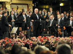 La orquesta invitó al público a cantar o tararear las piezas de la mexicana.  /
