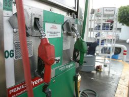 Afirman que con el aumento buscan atenuar los efectos de las variaciones en los precios internacionales del petróleo. ARCHIVO /