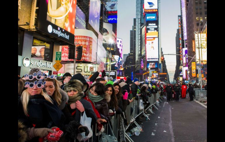Equipados con todo tipo de artilugios festivos, los más tempraneros comienzan a presenciar los primeros espectáculos. AFP /