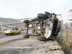 El vehículo de la familia fue impactado de frente por una camioneta blanca. ARCHIVO /