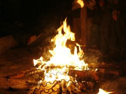 El niño intentó sentarse en un pedazo de madera pero resbaló y cayó al fuego. ARCHIVO /