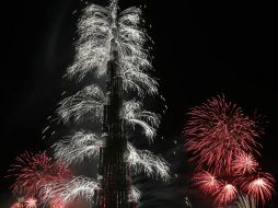 En Dubái intentaron romper un récord con el espectáculo de fuegos artificiales de 30 minutos que envolvieron al Burj Khalifa. AFP /