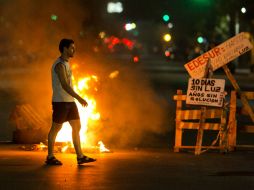 Vecinos organizaron protestas ante la negligencia y fallas del sistéma eléctrico. AP /
