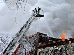 Bomberos trabajan luego de  una explosión e incendio en un edificio de apartamentos de tres pisos en la ciudad de Minneapolis, en EU. AP /