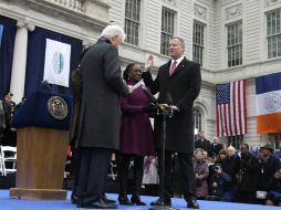 El demócrata Bill de Blasio presta juramento como nuevo alcalde de Nueva York, ante el ex presidente estadounidense Bill Clinton (i). AP /