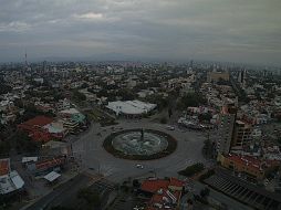Las lluvias invernales dan un respiro a la ciudad. Guadalajara se cubre con neblina, no de humo. Foto: webcamsdemexico.com ESPECIAL /