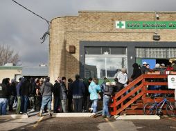 La población celebra la nueva regulación que les permitirá hacerse de esta planta. EFE /