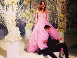 La actriz lució un vestido rosado, y a una foto publicada en Instagram le puso: La mejor noche de toda mi vida. ESPECIAL /