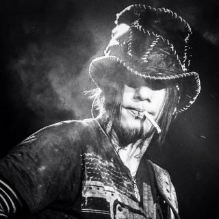 Caso de Guns N' Roses lleva a renuncia de oficial