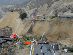 El pasado 28 de diciembre, la autopista Tijuana-Ensenada sufrió un hundimiento de 40 metros. ARCHIVO /