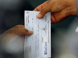 El Banxico exhorta a los usuarios a tomar en cuenta el nuevo límite para cheques al portador para evitar contratiempos. ARCHIVO /