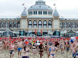 Bañistas participan del tradicional chapuzón de Año Nuevo en la playa de La Haya con aguas a 7.5 grados. EFE /