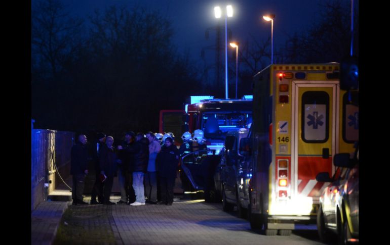 Policías investigadores y bomberos permanecen a las afueras de la residencia del fallecido embajador Jamal Al Jamal. AP /