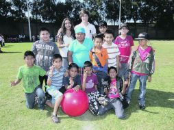 Celebran unidos. China Sánchez y Álvaro Martínez con algunos de los niños.  /