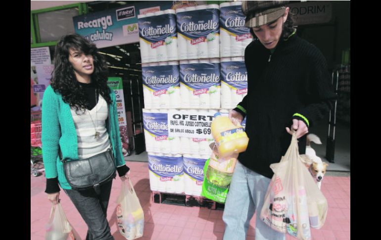 Mónica y Sebastián no se imaginaron que los aumentos proyectados para este 2014 iniciarían el primer día del año.  /