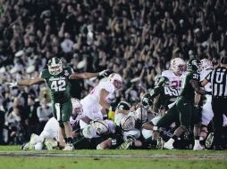 Denzel Drone (42), defensivo de Michigan State, celebra luego de que su equipo detuviera a los de Stanford. AFP /