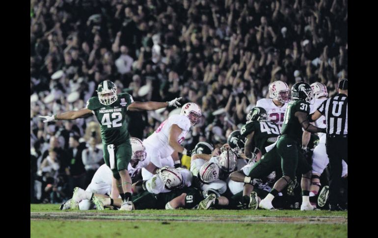 Denzel Drone (42), defensivo de Michigan State, celebra luego de que su equipo detuviera a los de Stanford. AFP /