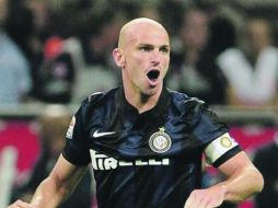 ¿Se quedará?. El volante argentino Esteban Cambiasso gana 4.5 millones de euros por temporada. AFP /