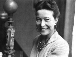 Simone de Beauvoir. En ''Malentendido en Moscú'', la autora muestra su desencanto por el comunismo y su pareja, Jean-Paul Sarte. ESPECIAL /