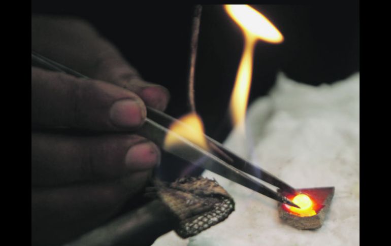 Reordenamiento. Entre los oficios que se suprimen para este año se encuentra el de oficial joyero-platero. AP /