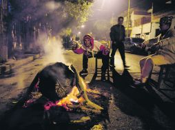 En la Colonia Santa Cecilia ignoraron los llamados de las autoridades para evitar las fogatas que contaminan el aire.  /