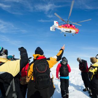Rescatan a 52 pasajeros del buque ruso atrapado en hielo